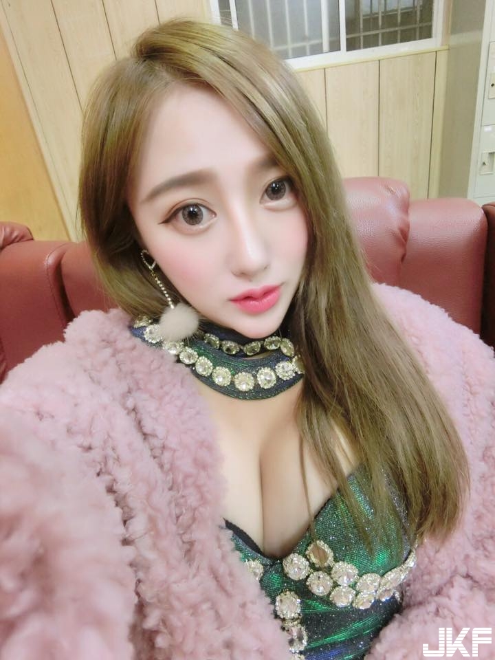 壞壞「美乳OL」下班解放制服！上衣敞開「雪白人字奶」掉出來了！