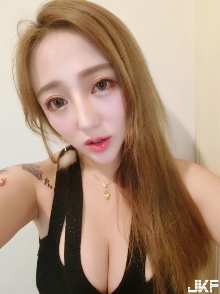 壞壞「美乳OL」下班解放制服！上衣敞開「雪白人字奶」掉出來了！