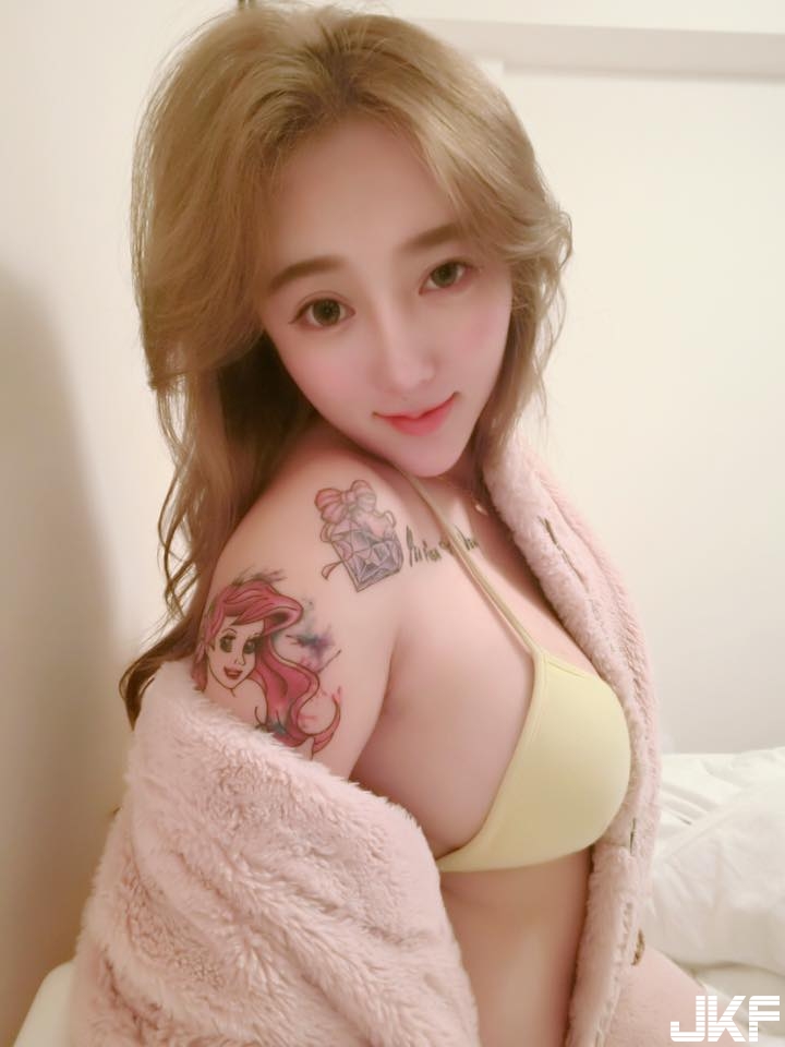 壞壞「美乳OL」下班解放制服！上衣敞開「雪白人字奶」掉出來了！