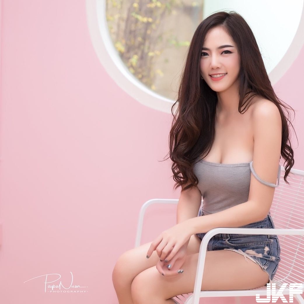 「大奶學生妹」襯衫釦子快撐爆！飽滿美乳呼之欲出　「奶夾霜淇淋」技能GET！