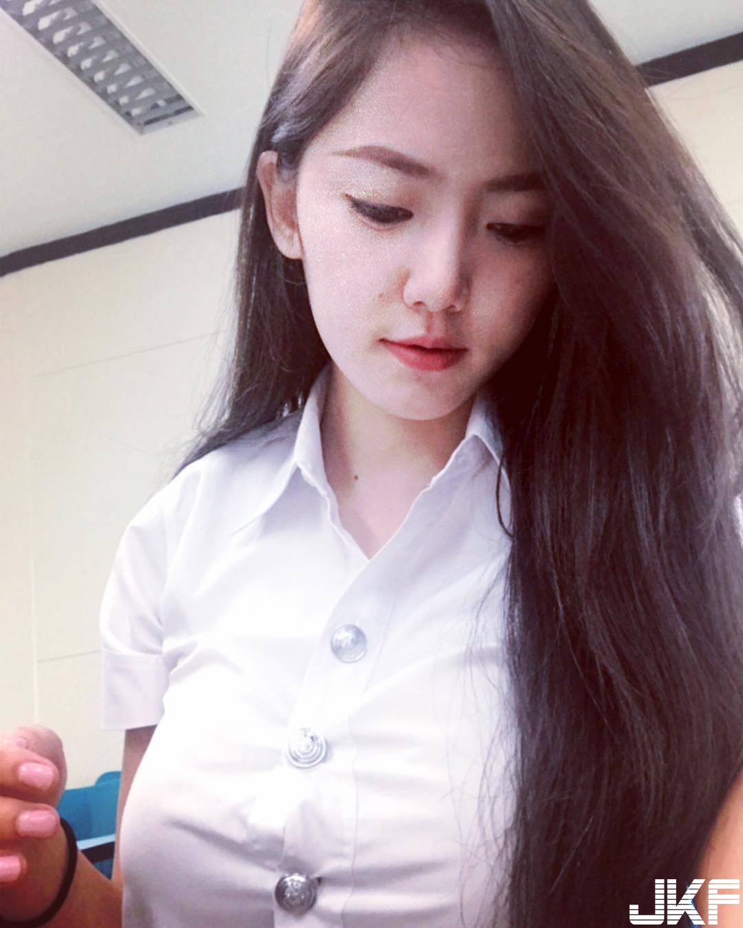 「大奶學生妹」襯衫釦子快撐爆！飽滿美乳呼之欲出　「奶夾霜淇淋」技能GET！