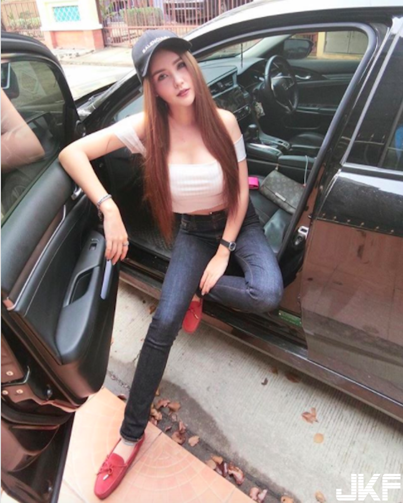 超飽滿！「白皙爆乳妹」火辣身材好犯規！萬惡的「逆天奶量」讓人受不了…