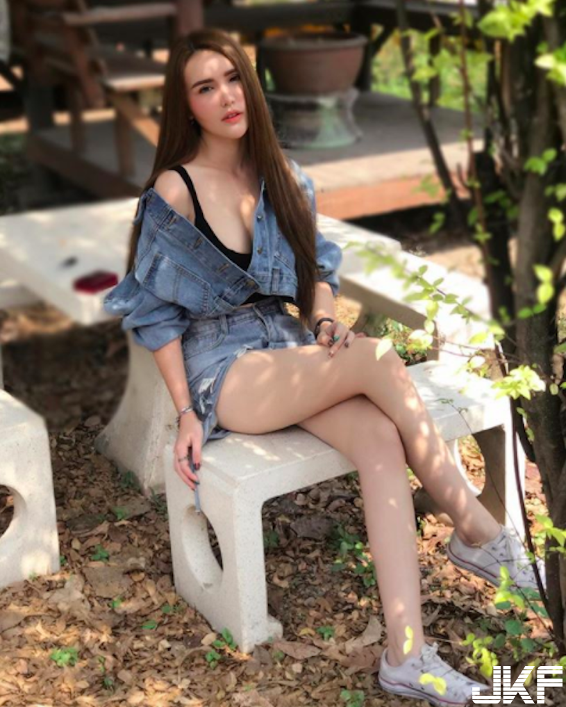 超飽滿！「白皙爆乳妹」火辣身材好犯規！萬惡的「逆天奶量」讓人受不了…