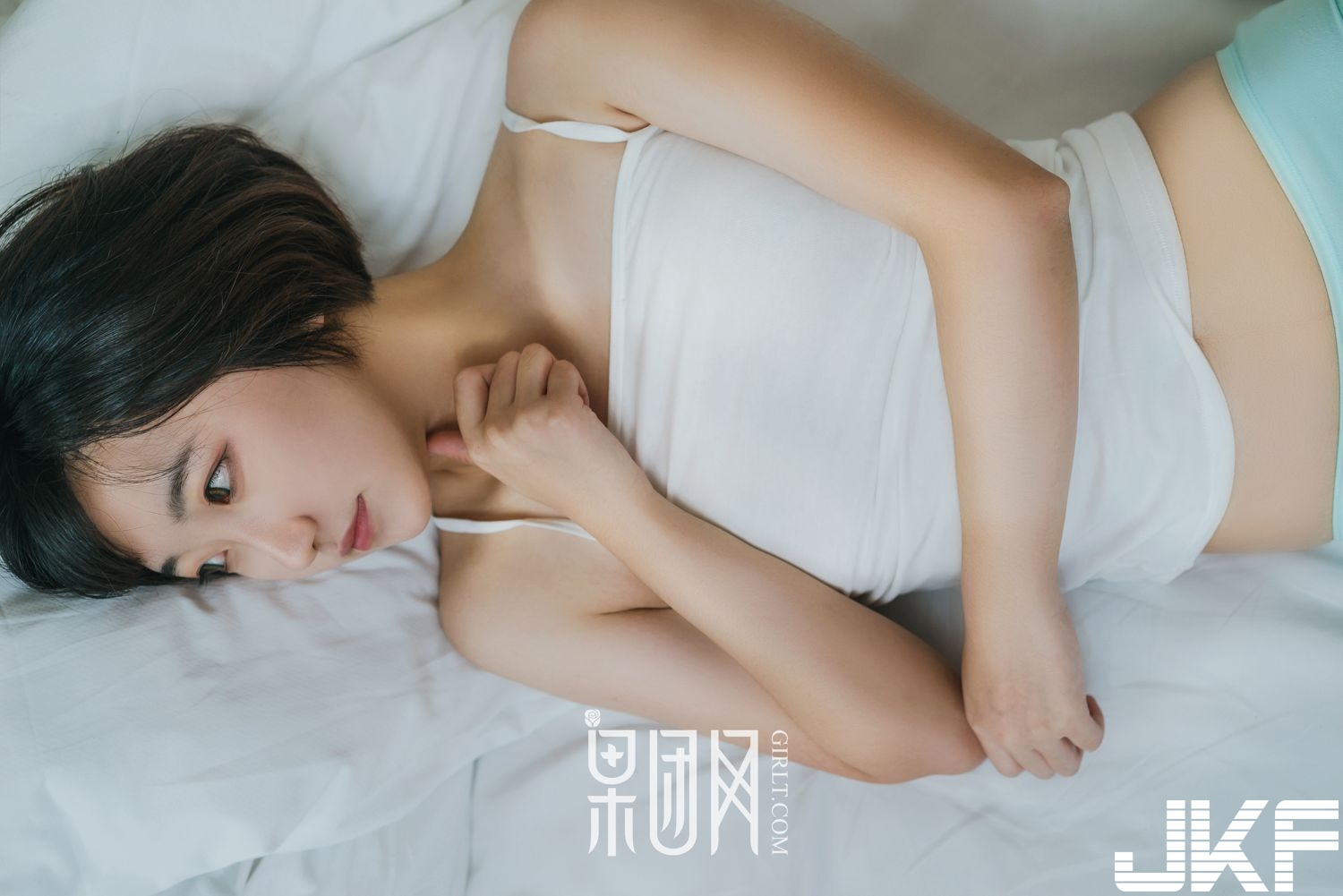 罪惡的白色背心！「日系萌妹」衣服太鬆垮，稍微往前傾內在美就要被看光啦