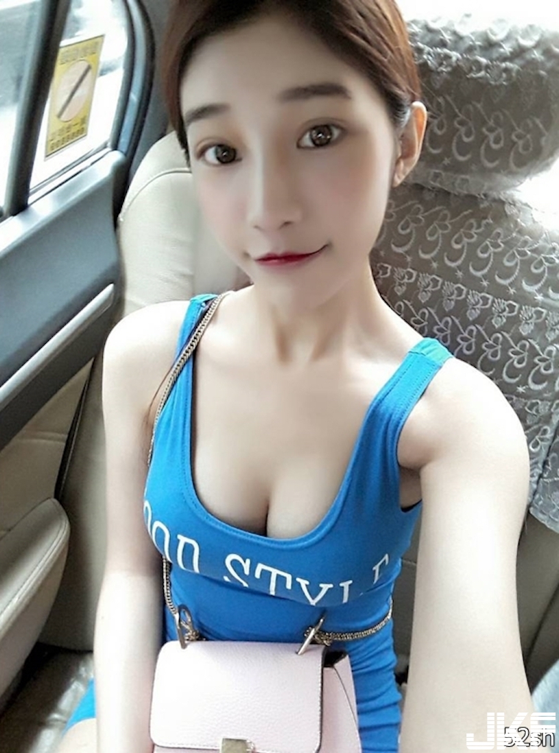 「爆乳正妹」夾娃娃好專心！越夾底盤越高，「下身失蹤」快看到小屁屁啦！