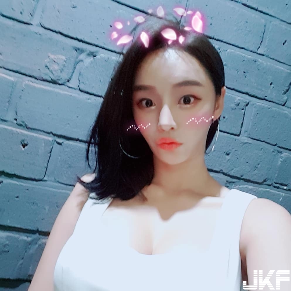 妹子爆乳背心彎腰「劇烈運動」，渾圓奶量無限釋放！讓人忍不住跟著動！