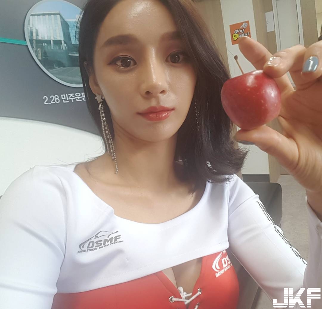 妹子爆乳背心彎腰「劇烈運動」，渾圓奶量無限釋放！讓人忍不住跟著動！