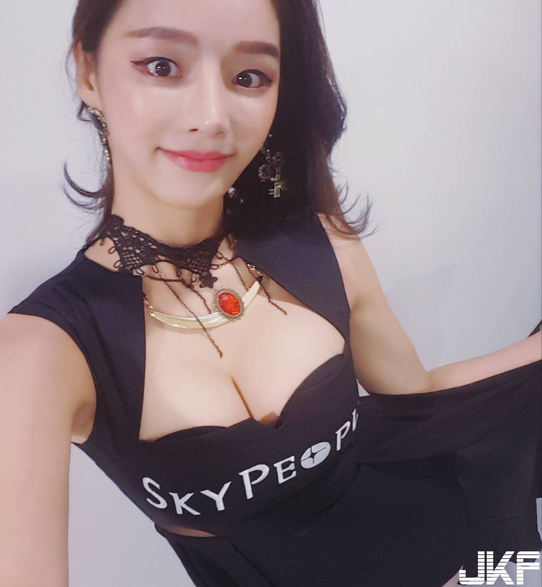 妹子爆乳背心彎腰「劇烈運動」，渾圓奶量無限釋放！讓人忍不住跟著動！