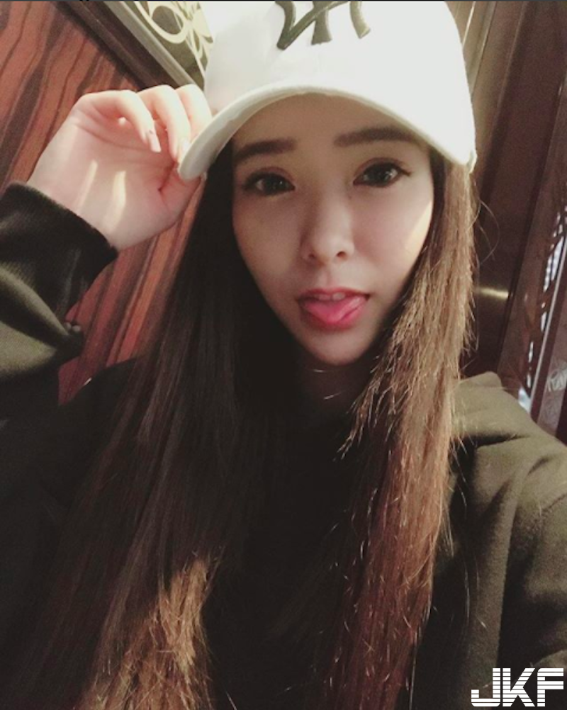 女生脹奶hen可怕！甜美正妹「奶放電腦上」！兇猛的視覺衝擊太強大啦！