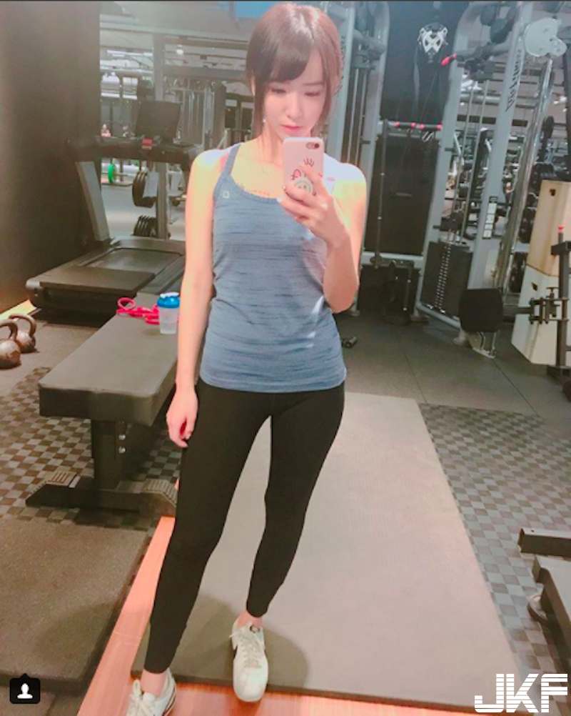 女生脹奶hen可怕！甜美正妹「奶放電腦上」！兇猛的視覺衝擊太強大啦！