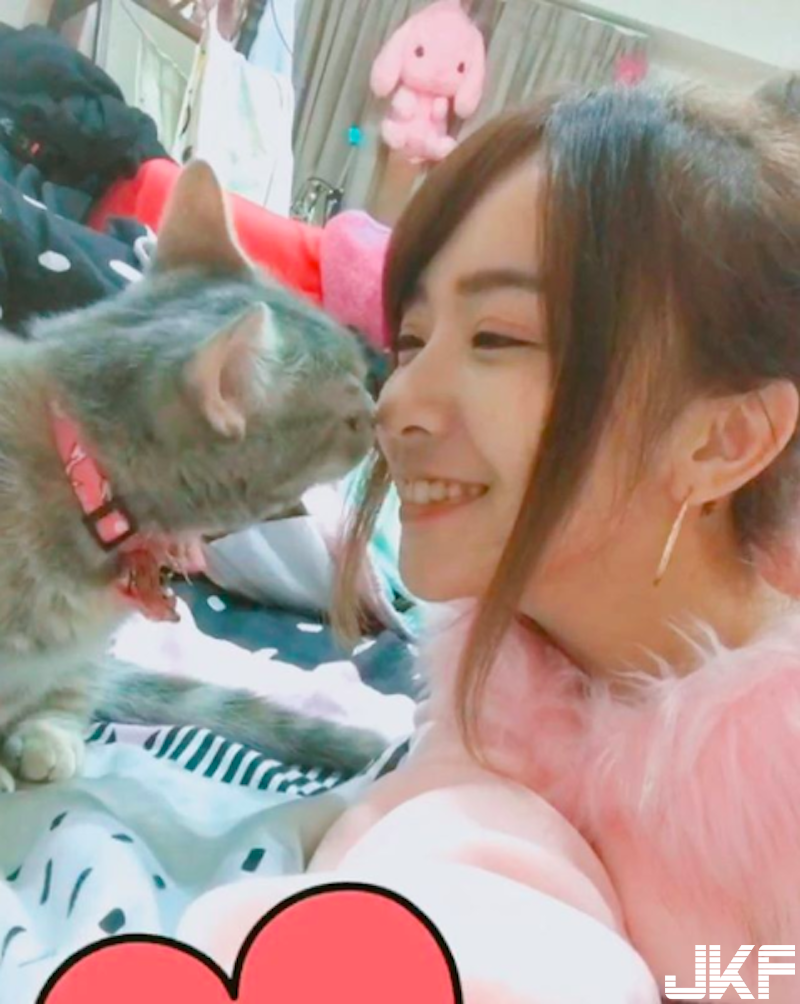 女生脹奶hen可怕！甜美正妹「奶放電腦上」！兇猛的視覺衝擊太強大啦！