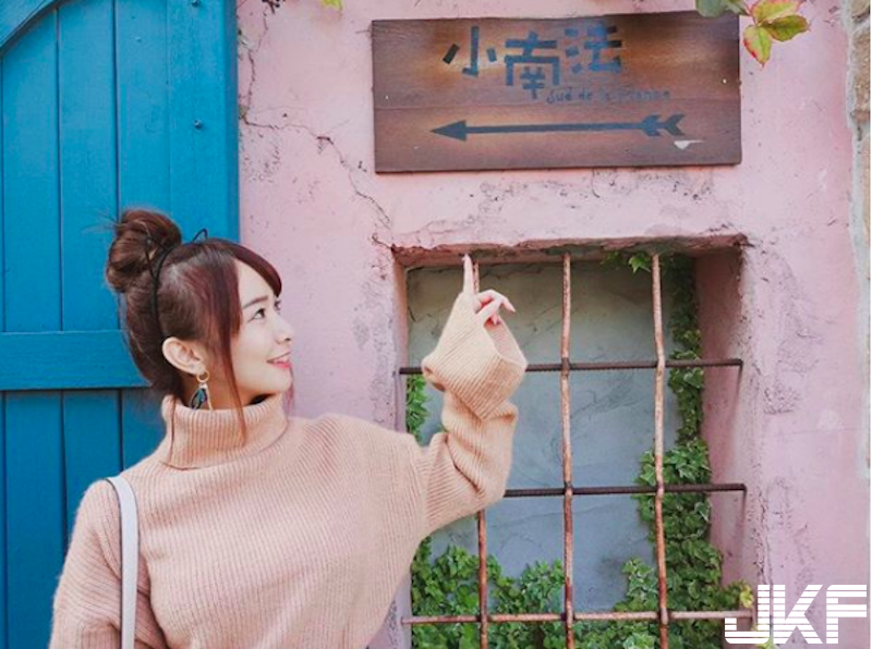 女生脹奶hen可怕！甜美正妹「奶放電腦上」！兇猛的視覺衝擊太強大啦！