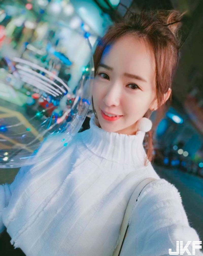 女生脹奶hen可怕！甜美正妹「奶放電腦上」！兇猛的視覺衝擊太強大啦！