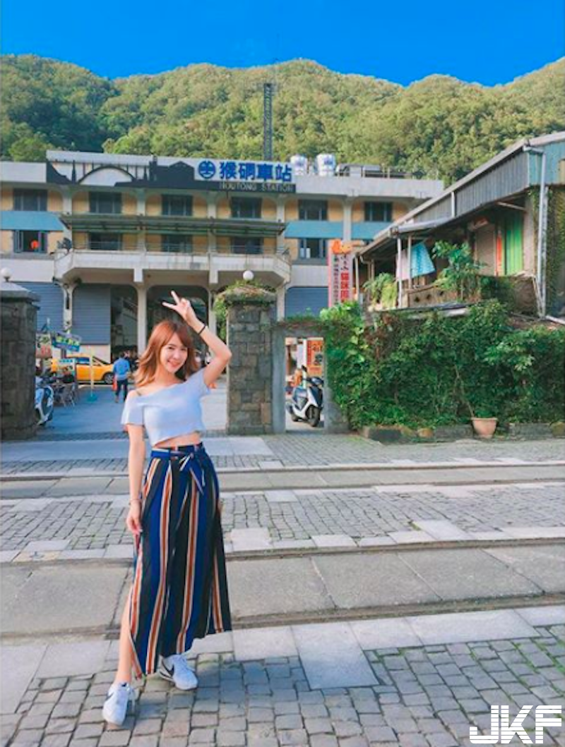 女生脹奶hen可怕！甜美正妹「奶放電腦上」！兇猛的視覺衝擊太強大啦！