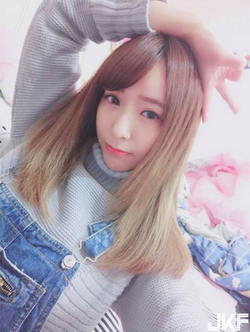女生脹奶hen可怕！甜美正妹「奶放電腦上」！兇猛的視覺衝擊太強大啦！