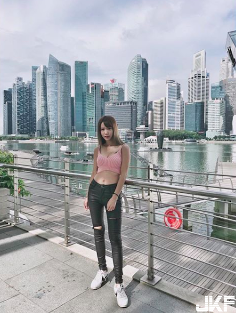 女生脹奶hen可怕！甜美正妹「奶放電腦上」！兇猛的視覺衝擊太強大啦！