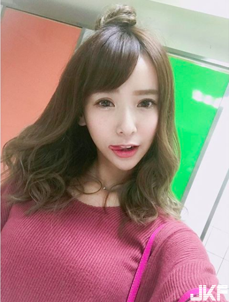 女生脹奶hen可怕！甜美正妹「奶放電腦上」！兇猛的視覺衝擊太強大啦！