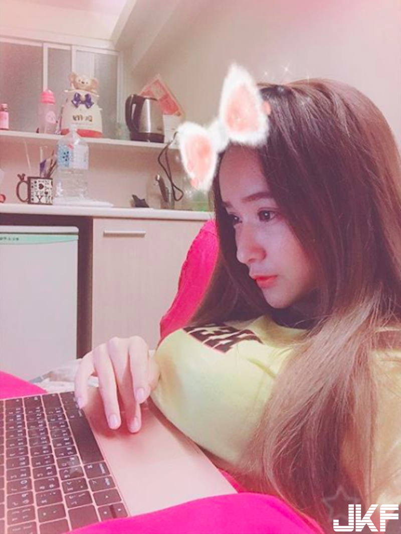 女生脹奶hen可怕！甜美正妹「奶放電腦上」！兇猛的視覺衝擊太強大啦！