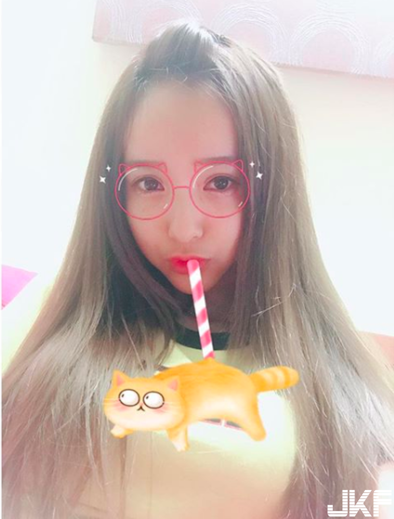女生脹奶hen可怕！甜美正妹「奶放電腦上」！兇猛的視覺衝擊太強大啦！
