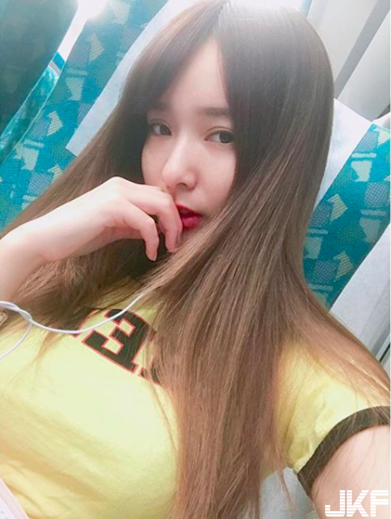 女生脹奶hen可怕！甜美正妹「奶放電腦上」！兇猛的視覺衝擊太強大啦！
