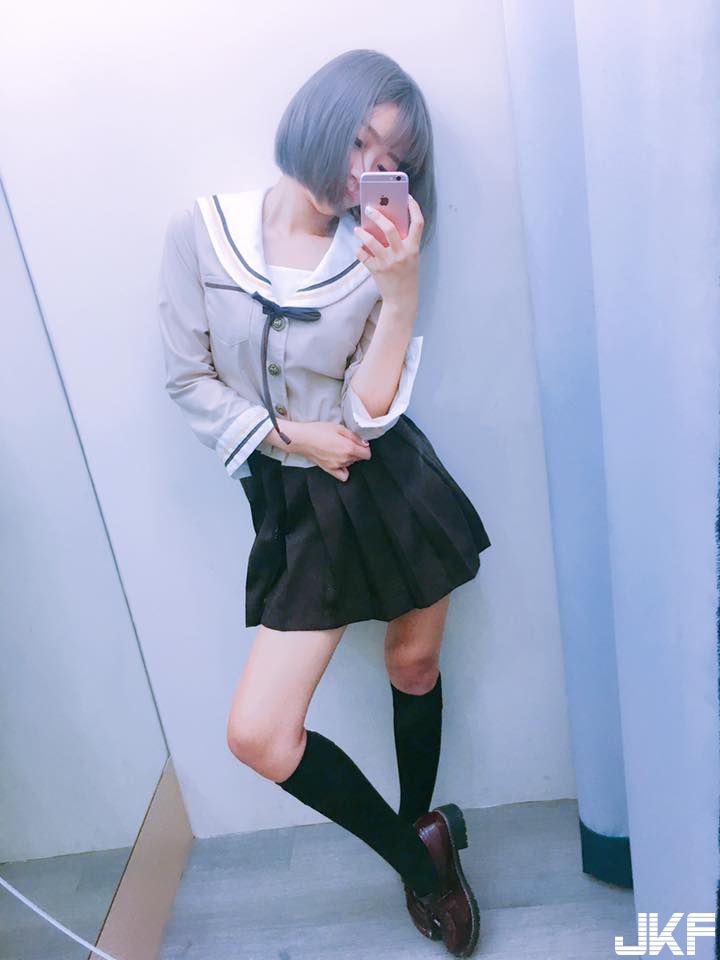 「萌系短髮妹」暗潮胸湧！超可愛臉蛋下藏著火爆身材，一絲不掛劈腿辣翻全場！