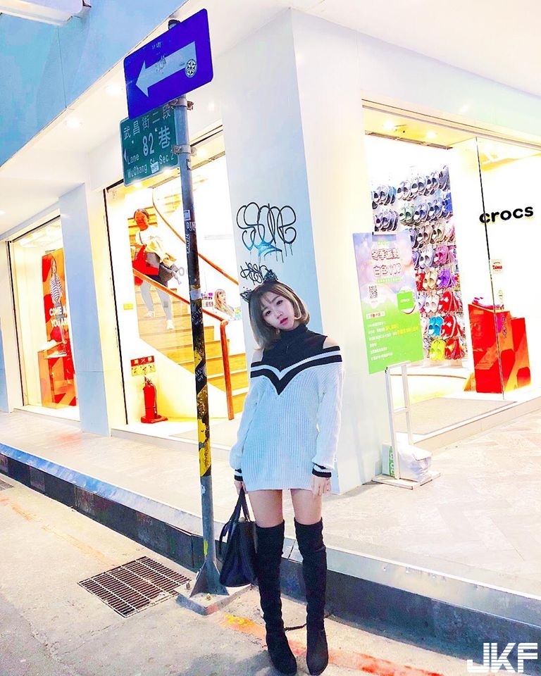 「萌系短髮妹」暗潮胸湧！超可愛臉蛋下藏著火爆身材，一絲不掛劈腿辣翻全場！