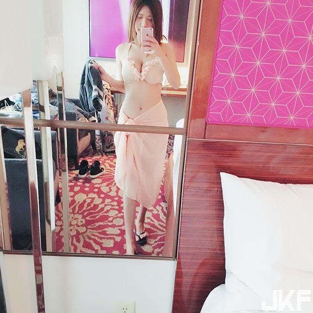 看了都熱了！「挖空泳裝」太惹火，正妹波淘洶湧嫩乳水上漂，好想大切他中路啊！