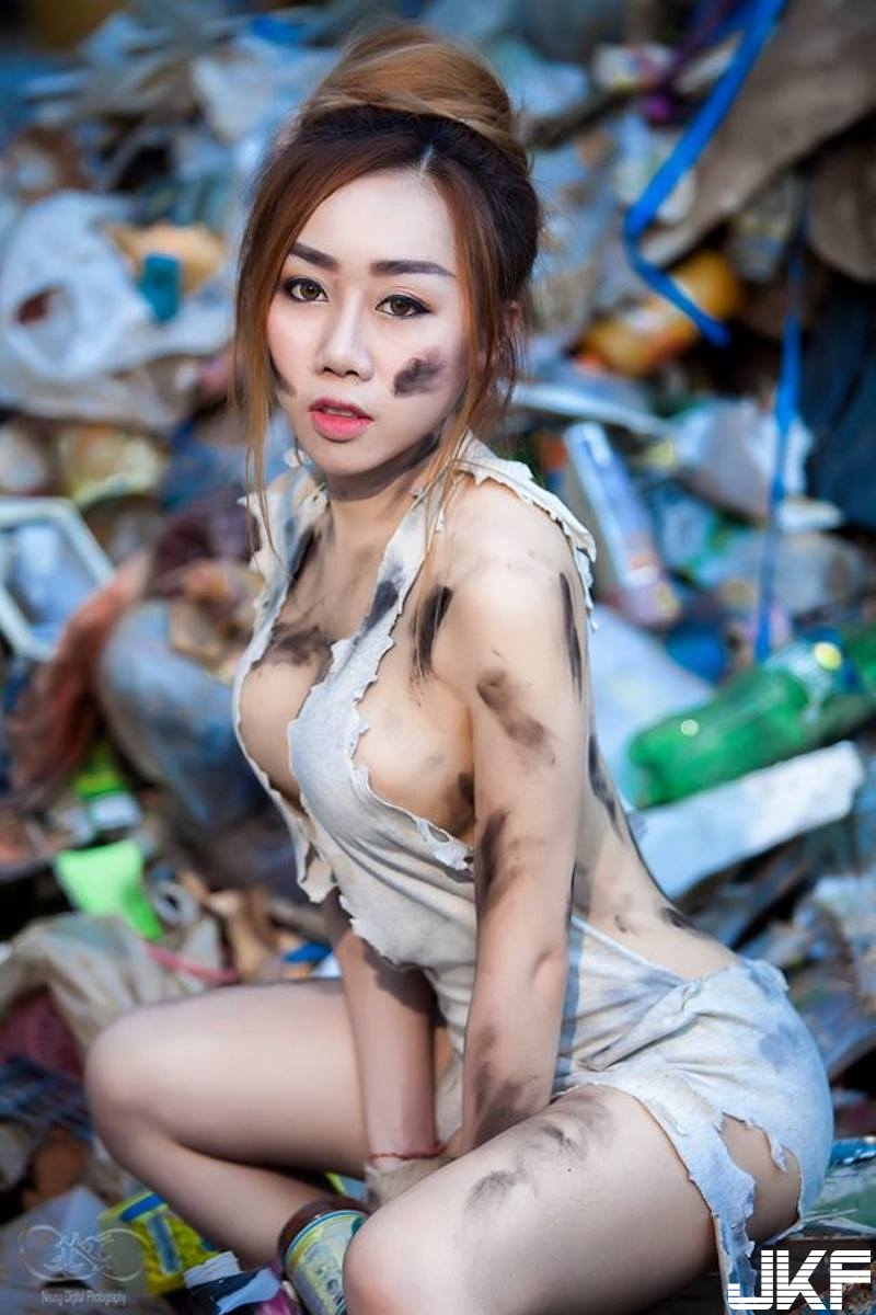 垃圾堆中驚見「爆奶拾荒女」！衣不蔽體的「雪白身軀」讓人想把她弄更髒啊！