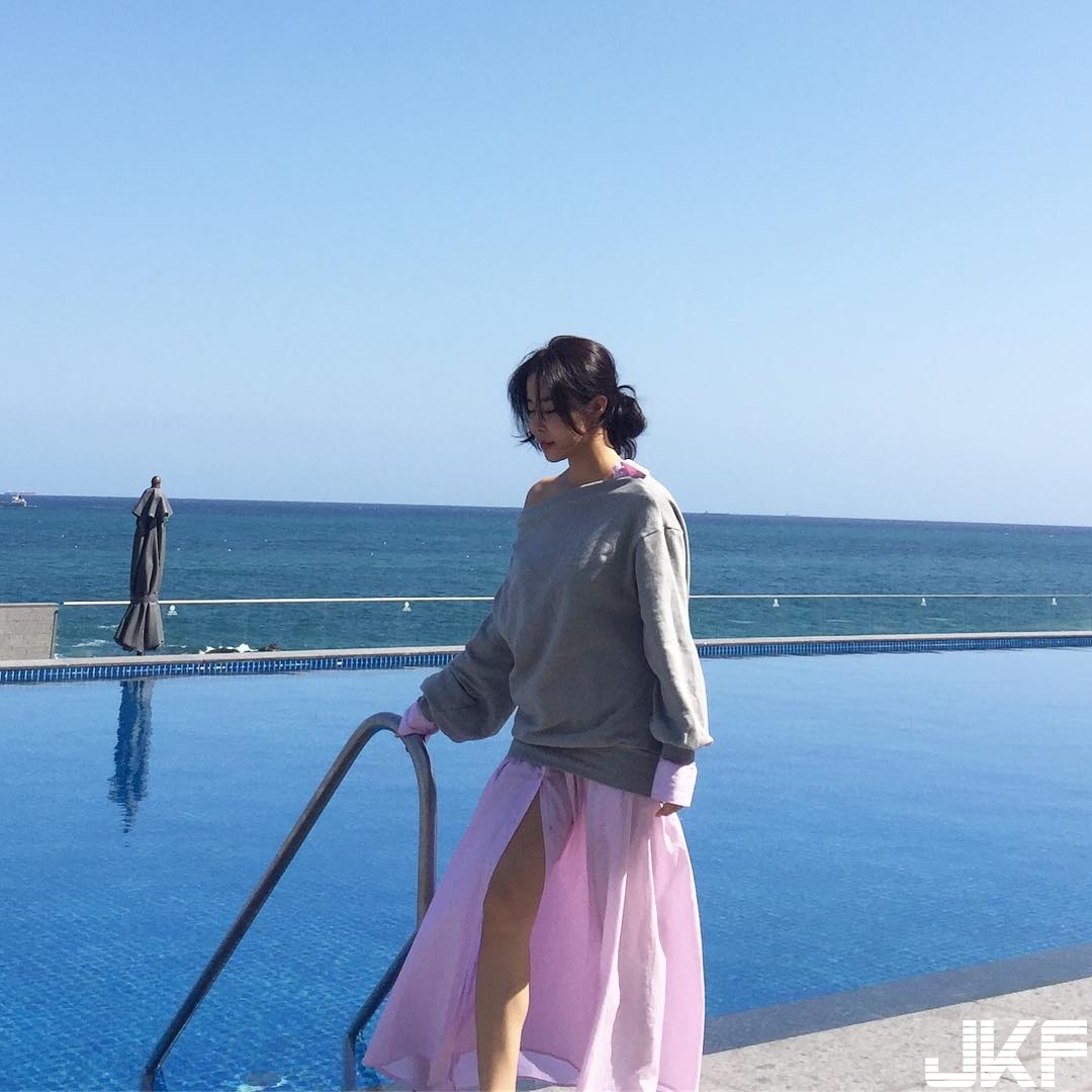 違反天理！妹子長裙開岔到底「逆天長腿」白嫩登場，火辣畫面讓人心癢癢…