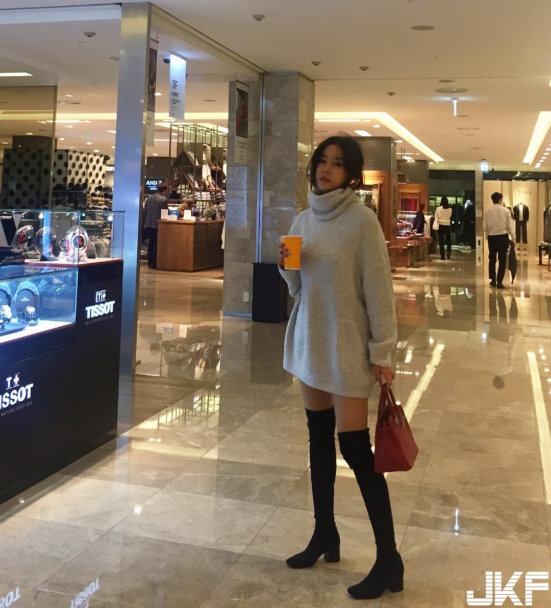 違反天理！妹子長裙開岔到底「逆天長腿」白嫩登場，火辣畫面讓人心癢癢…