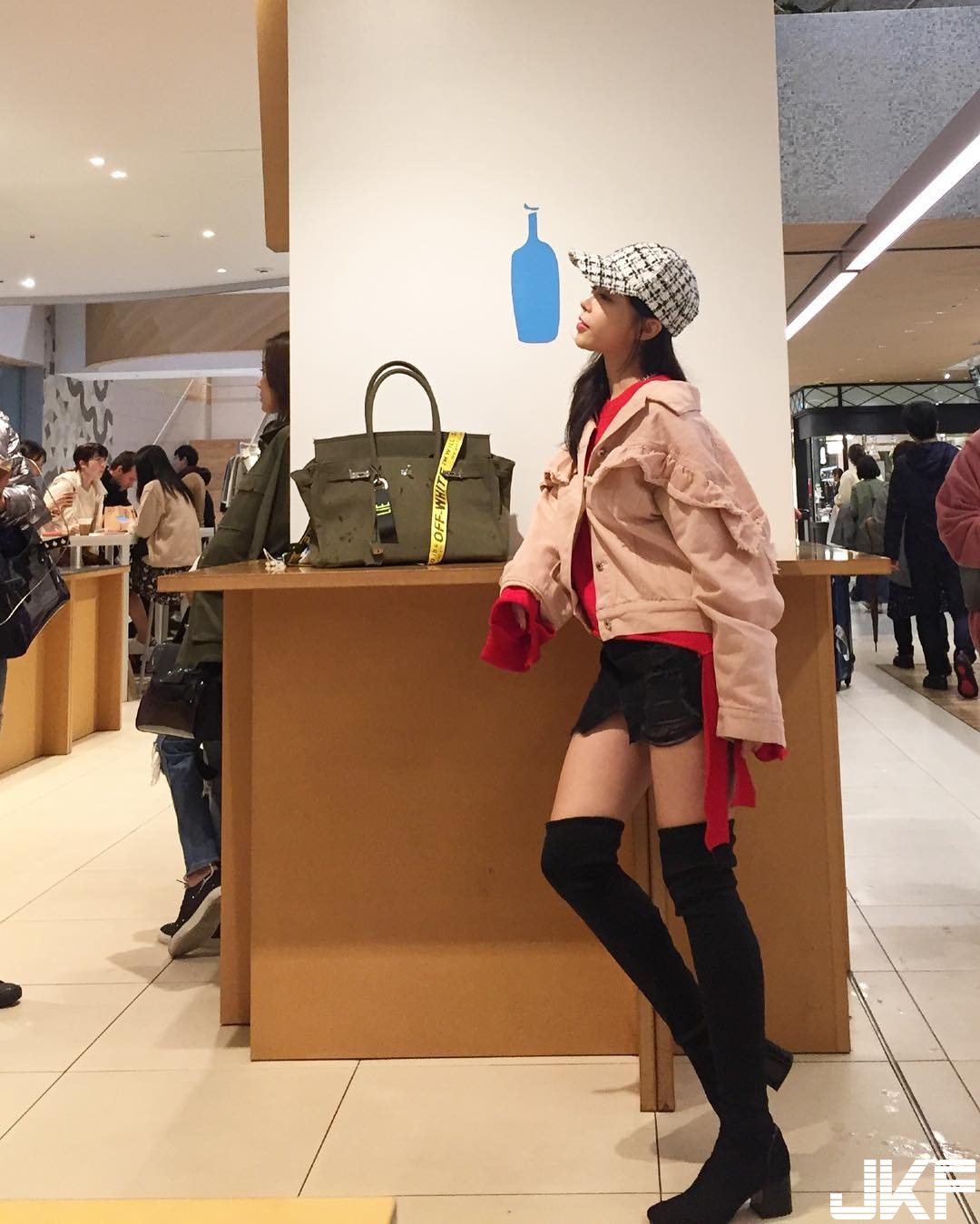 違反天理！妹子長裙開岔到底「逆天長腿」白嫩登場，火辣畫面讓人心癢癢…
