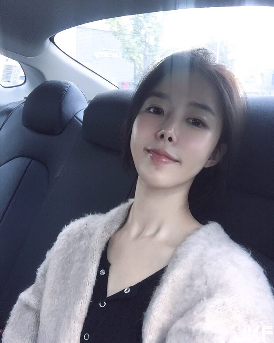 違反天理！妹子長裙開岔到底「逆天長腿」白嫩登場，火辣畫面讓人心癢癢…
