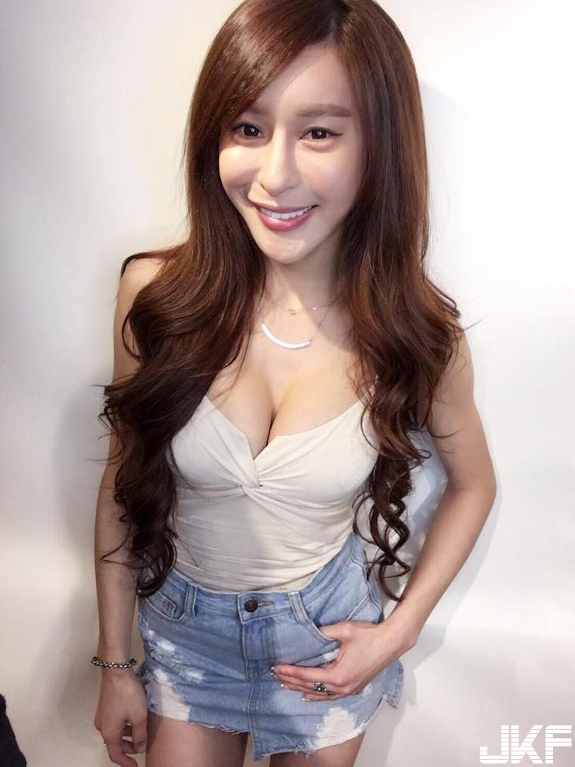 好想坐她對面！正妹「超深V背心」好低胸，氣質笑容和「波濤洶湧」完全擋不住！