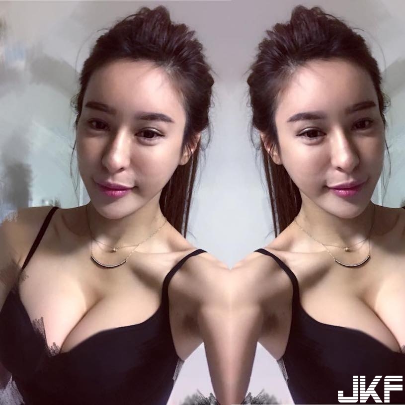 好想坐她對面！正妹「超深V背心」好低胸，氣質笑容和「波濤洶湧」完全擋不住！