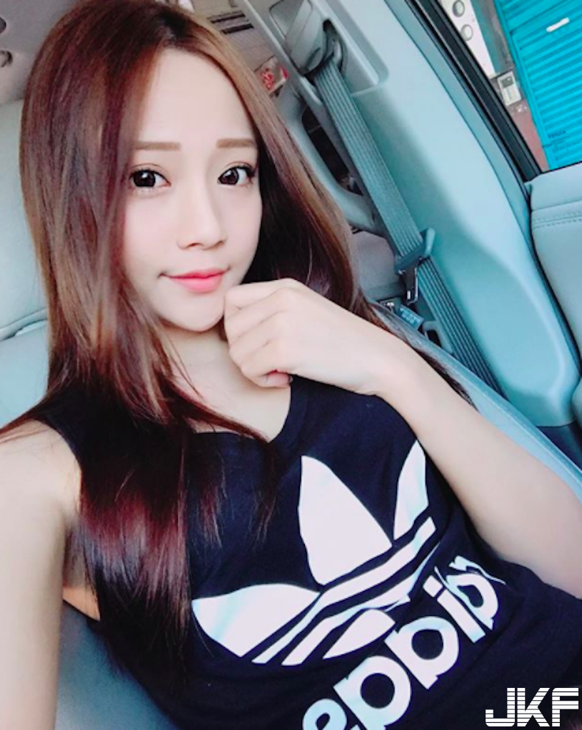 正妹到養身館按摩「美腿太誘人」，火辣 S 曲線超讓人瘋狂！