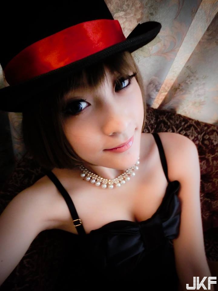 「火辣女魔術師」絕招是從巨乳變出東西　爆乳身材讓人無法專心！