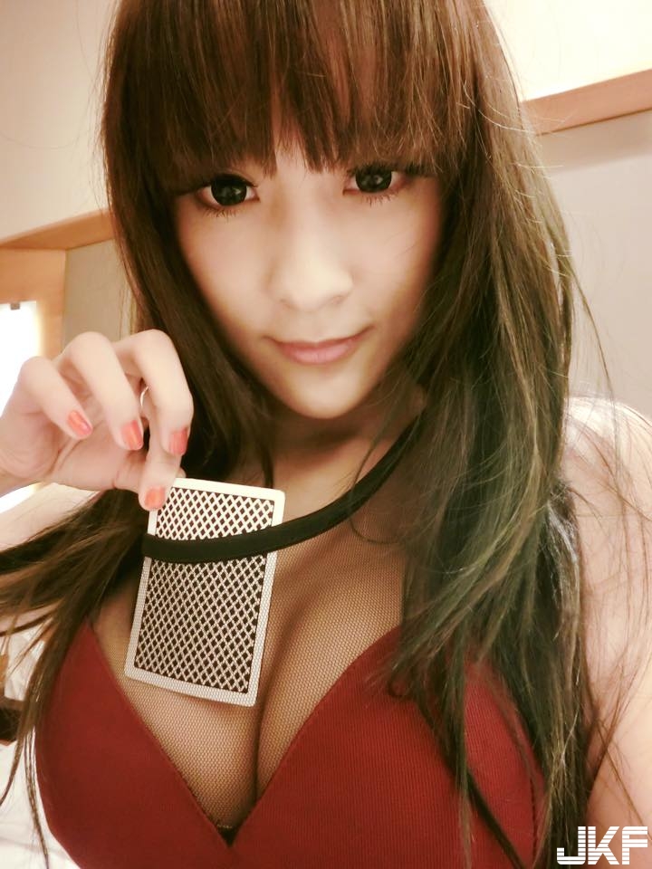 「火辣女魔術師」絕招是從巨乳變出東西　爆乳身材讓人無法專心！
