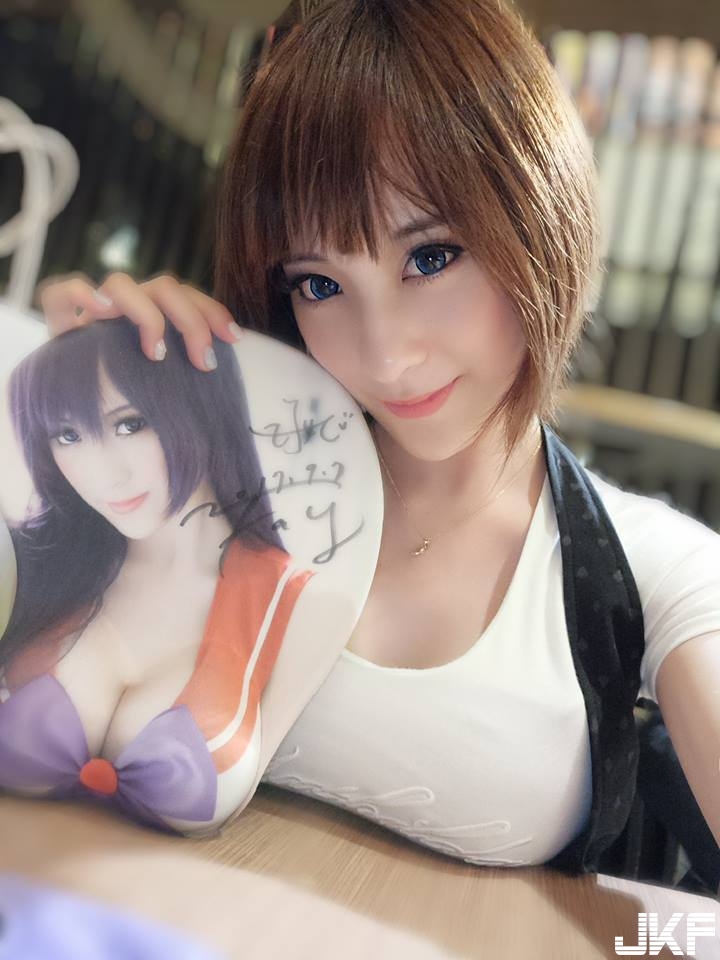 「火辣女魔術師」絕招是從巨乳變出東西　爆乳身材讓人無法專心！