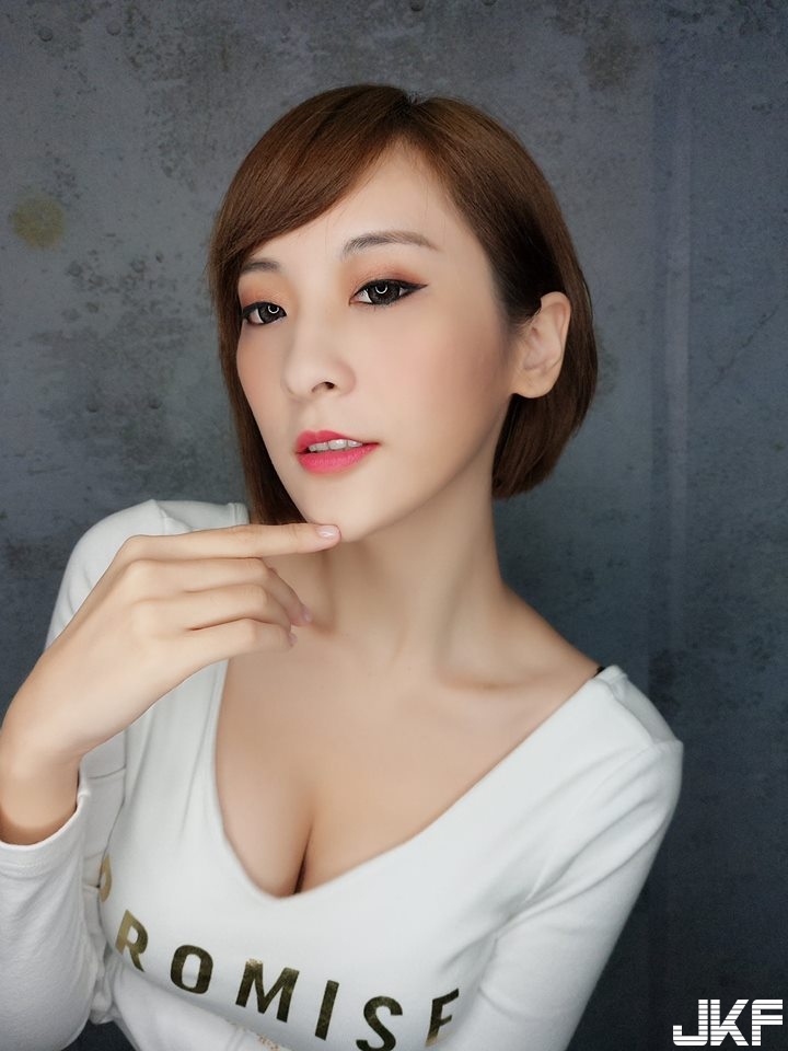 「火辣女魔術師」絕招是從巨乳變出東西　爆乳身材讓人無法專心！