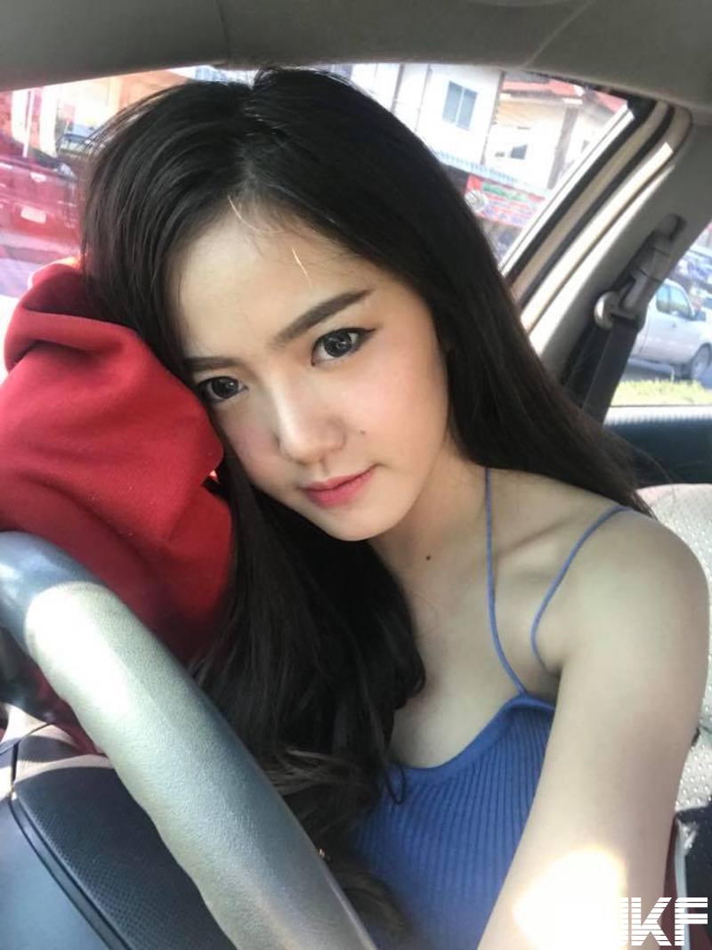 「氣質甜美奶妹」好豪放！大衣下沒穿只剩性感內衣！火辣身材藏不住啊！