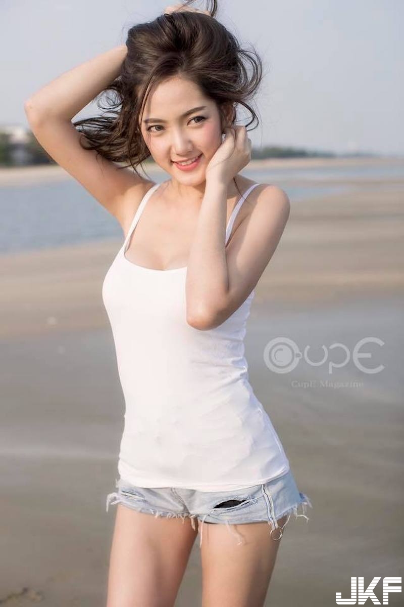 「氣質甜美奶妹」好豪放！大衣下沒穿只剩性感內衣！火辣身材藏不住啊！