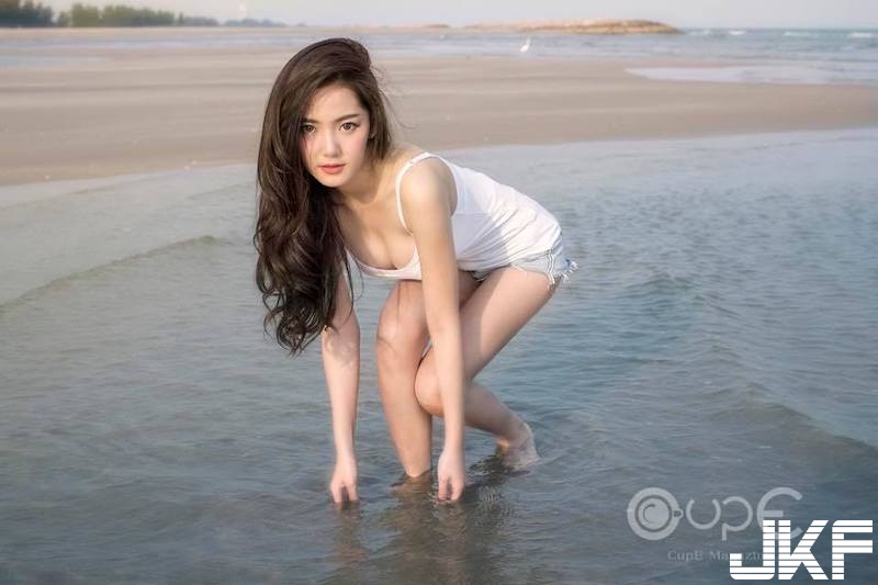 「氣質甜美奶妹」好豪放！大衣下沒穿只剩性感內衣！火辣身材藏不住啊！