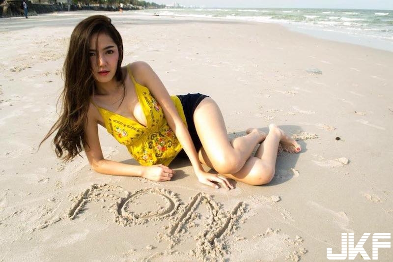「氣質甜美奶妹」好豪放！大衣下沒穿只剩性感內衣！火辣身材藏不住啊！