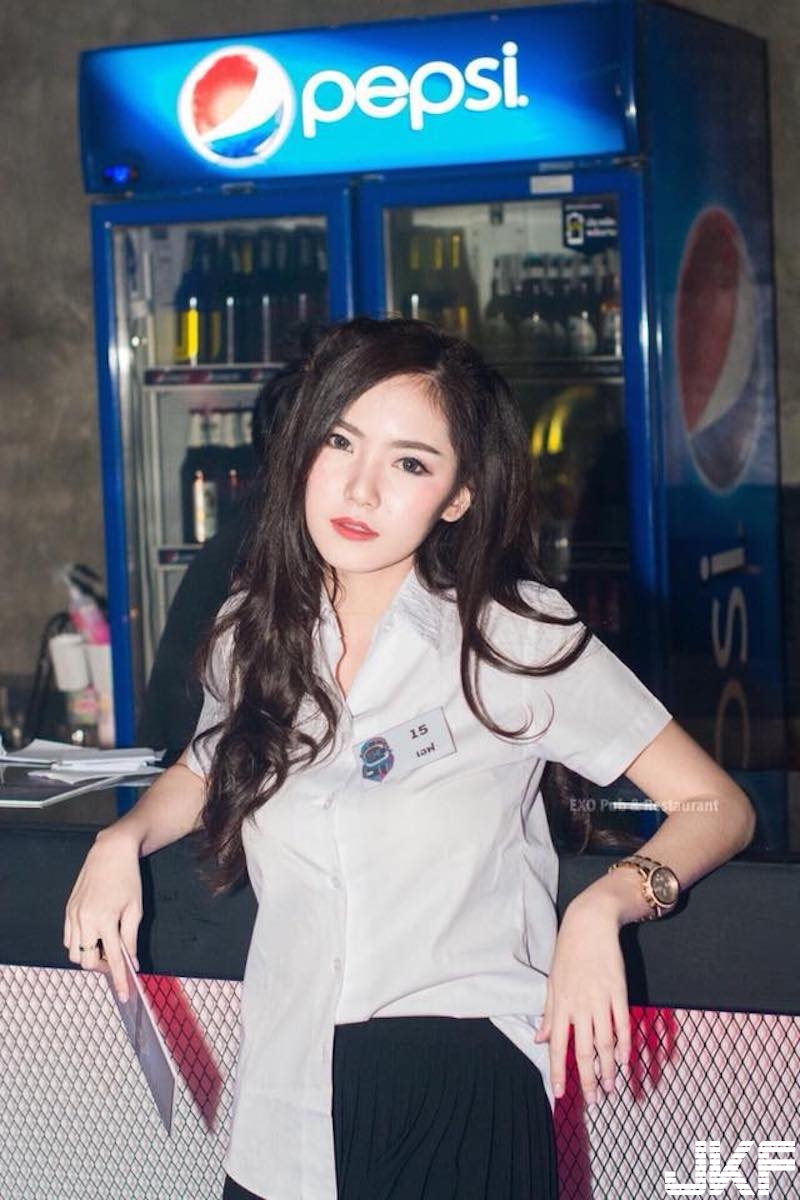 「氣質甜美奶妹」好豪放！大衣下沒穿只剩性感內衣！火辣身材藏不住啊！