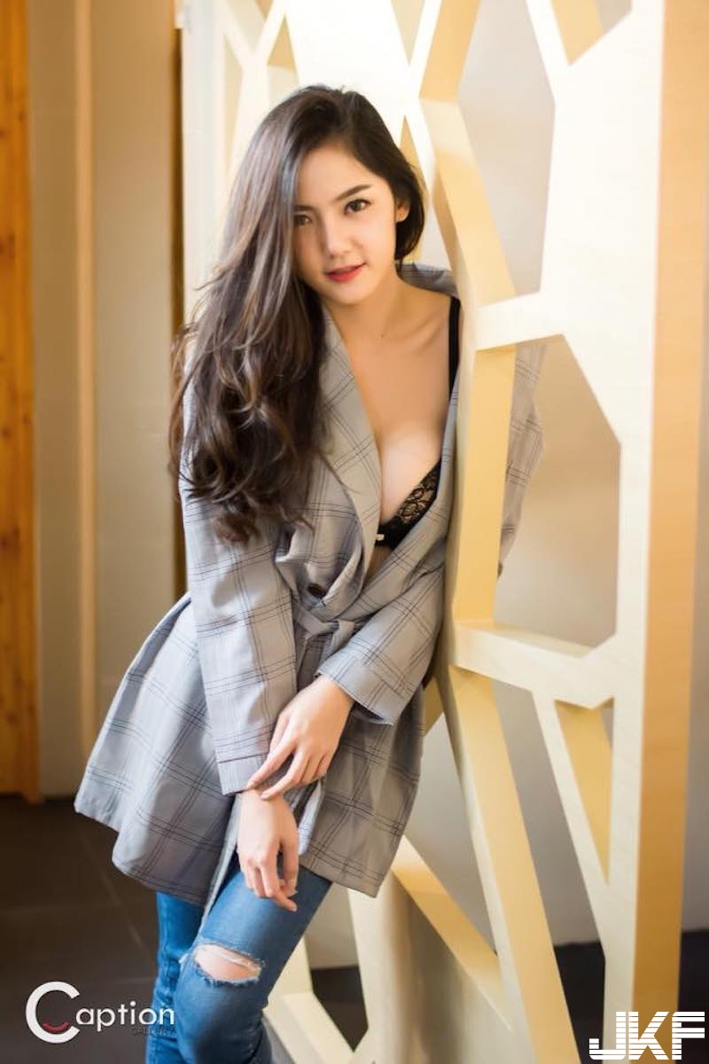 「氣質甜美奶妹」好豪放！大衣下沒穿只剩性感內衣！火辣身材藏不住啊！