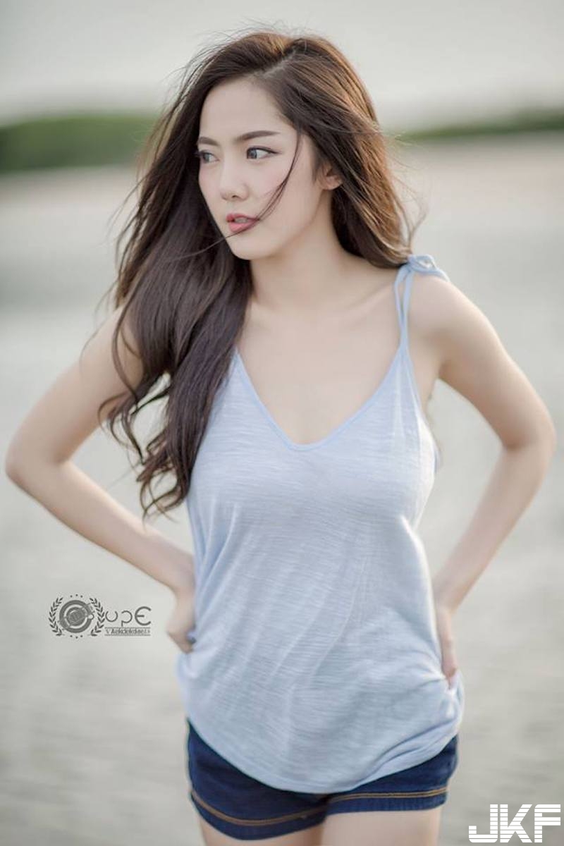 「氣質甜美奶妹」好豪放！大衣下沒穿只剩性感內衣！火辣身材藏不住啊！