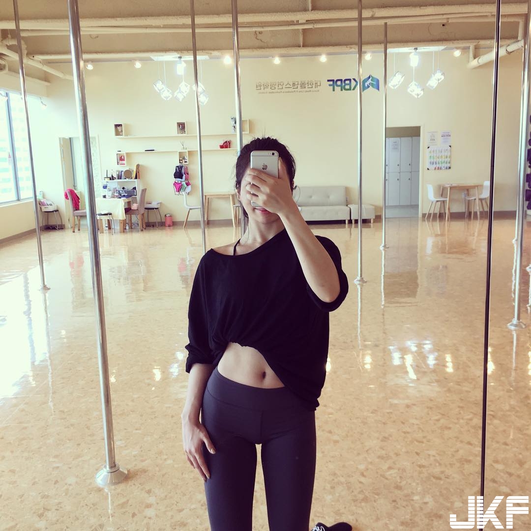 正妹「逆天長腿」跳鋼管「緊實愛心臀」好明顯，誘人姿勢讓人想被緊緊包夾！