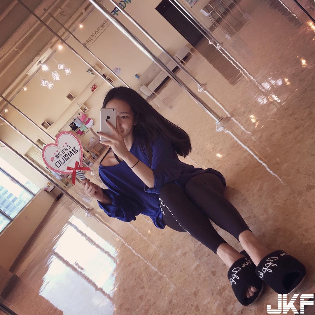 正妹「逆天長腿」跳鋼管「緊實愛心臀」好明顯，誘人姿勢讓人想被緊緊包夾！