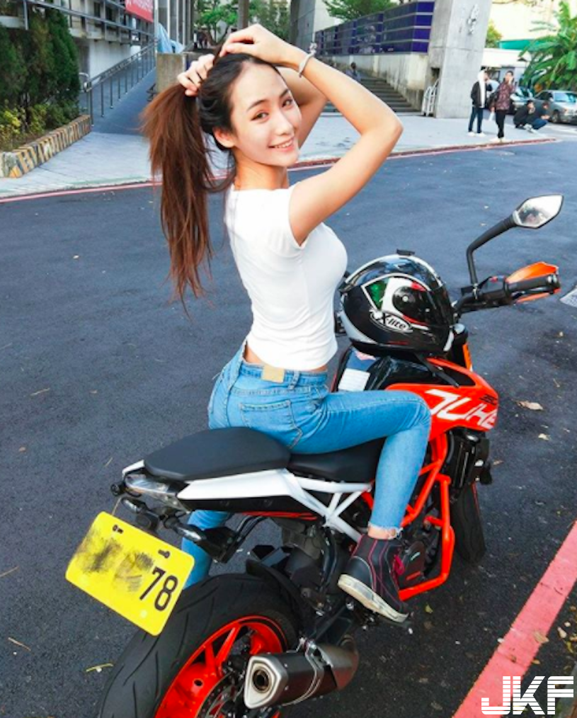 車友注意！防摔衣下真面目竟是「絕世美顏」，胸前「好大一包」原來自帶安全氣囊！