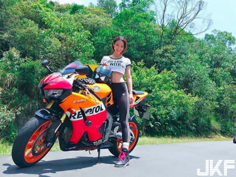 車友注意！防摔衣下真面目竟是「絕世美顏」，胸前「好大一包」原來自帶安全氣囊！